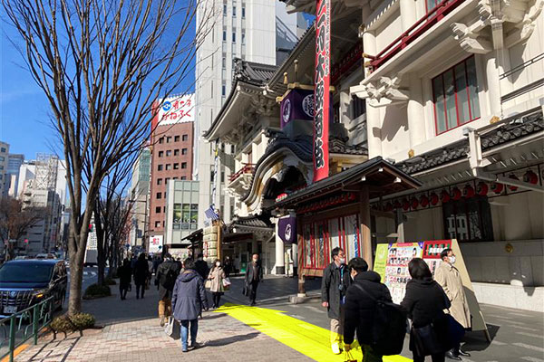 ④歌舞伎座の正面を右手に直進します。