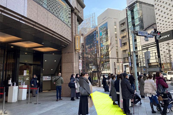 ⑤銀座三越のライオン像と入り口の前を通過して左折します。