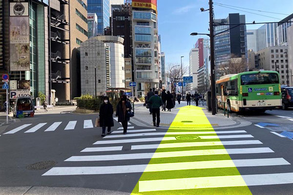 ⑥小さな横断歩道を渡りながら、そのまましばらく直進します。