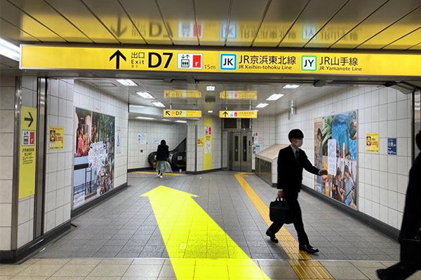 ①「出口D7 」から地上に出ます。