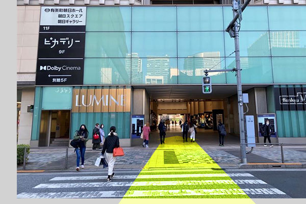 ④LUMINEと阪急メンズ東京の間を通り抜けます。