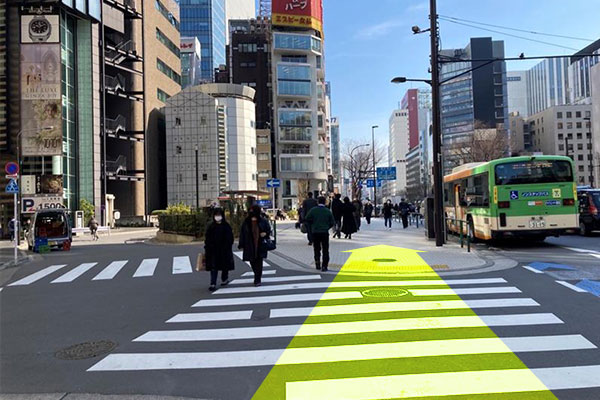 ⑥小さな横断歩道を渡りながら、そのまましばらく直進します。