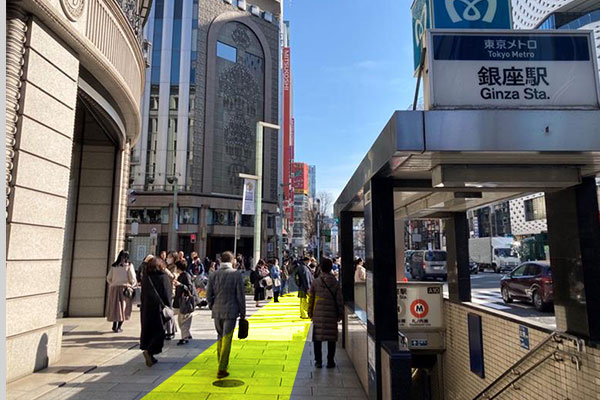 ⑦左手に見える銀座三越沿いに直進します。