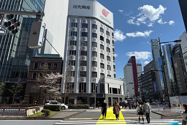 ⑧昭和通りに出ます。そのまま横断歩道を渡ると、出光興産の大きな看板が上にある白いビルが見えます。